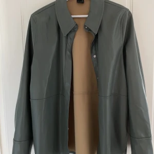 Grön ”Skinnjacka” - Mörk grön.  Storlek 38