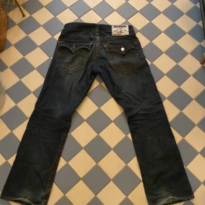 True religon jeans - Bra jeans i bra skick köpt för ett tag sen saknar en knapp på baksida( står ej för fraktk)