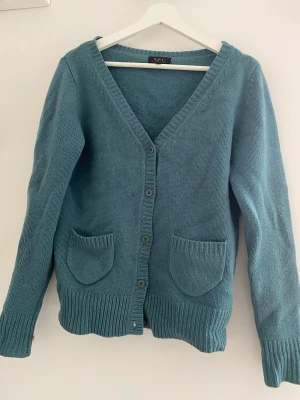 Stickad kofta från APC - Stickad blå/ grön kofta från APC. Storlek M Skick Använd 