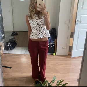 Lågmidjade röda byxor - Säljer mina jättefina kostymbyxor om är lågmidjade och bootcut. De är lite stora på mig därav så säljer jag de! 