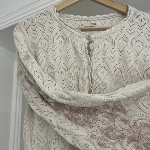 Odd Molly kofta - Gullig Odd Molly kofta med rosa broderi på ärmarna 🌸 Storlek M. Kan även mötas upp i Helsingborg 