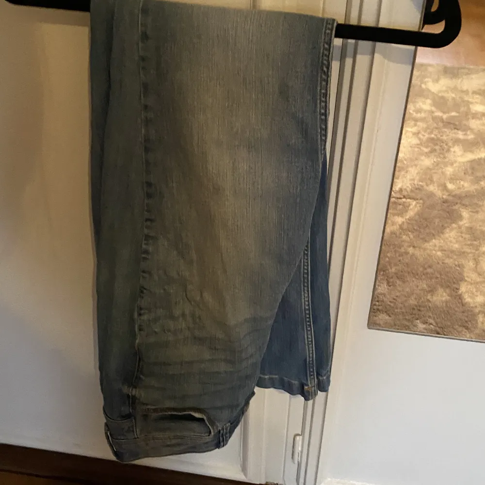 Jättefina blåa jeans i storlek 36 eller 27/32 från Nelly.. Jeans & Byxor.