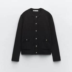 Zara kofta  - Jah säljer min jätte snygga kofta som är andvänd en gång. Jag säljer då jag har en likande💗