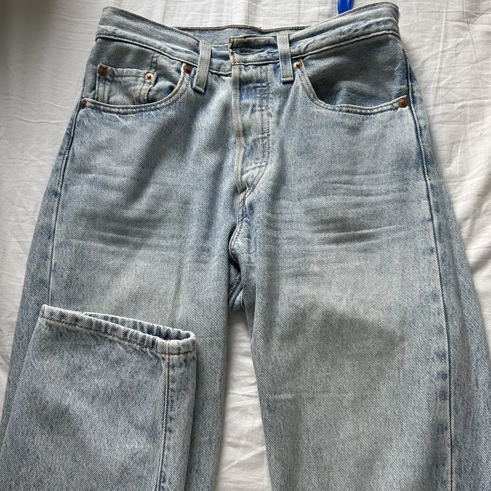 Ett par Levis 501 ljusa i storlek 24/26 . Jeans & Byxor.