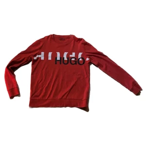 Hugo boss sweatshirt - En riktigt schysst Hugo boss sweatshirt i storlek s men passar m.