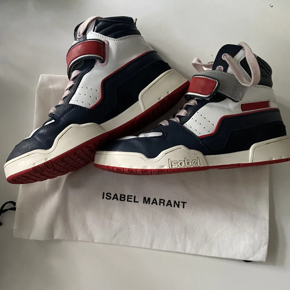 Så sjukt snygga isabel marant sneakers i modellen ”Bresse”, storlek 37! Knappt använda och helt slutsålda! Liten defekt högst upp på höger sko där bak. Nypris: 6000kr. Pris kan diskuteras vid snabb affär💕🤗   . Skor.