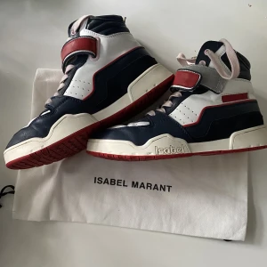 Isabel marant bresse sneakers - Så sjukt snygga isabel marant sneakers i modellen ”Bresse”, storlek 37! Knappt använda och helt slutsålda! Liten defekt högst upp på höger sko där bak. Nypris: 6000kr. Pris kan diskuteras vid snabb affär💕🤗   
