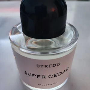 Byredo Super Cedar Eau De Parfum 100ml  - Byredo Super Cedar Eau De Parfum 100ml endast provad någon gång, se bild för kvarvarande mängd. Men uppskattningsvis över 95% av parfymen kvar.