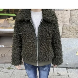 Hm teddyjacka beige - Säljer denna populära teddyjacka fast i beige färg från hm🥰 Fint skick och supergullig❣️