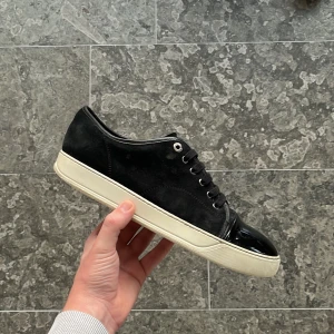 Lanvin Cap Toe - Säljer nu dessa lanvins, i storlek uk 8, passar 43. Finns täcken på användning men rätt schysst skick överlag (skick 7/10). Box och dustbag medföljer vid köp av skorna. Tveka inte på att höra av dig ifall du har några frågor!