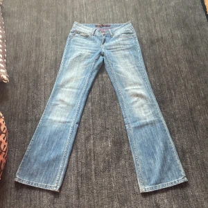 Jätte snygga vintage lågmidjade bootcut jeans  - Säljer dedär super snygga jeansen i toppskick. Säljer pga av att de inte passar mig. Pris kan diskuteras vid snabb affär. Midjemått: 40 cm (rakt över ) Benmått:109 cm Innerbensmått:89 cm