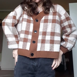 Söt kofta - Jättefin kofta jag köpt på plick som tyvärr inte kommer till användning längre. Lite knopprig annars inga defekter.