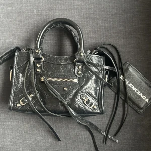 Balenciaga City Bag - Köpt på Plick, säljer därav att jag ej använder och har en liknande. 