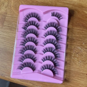 ögonfransar  - som ni ser är en avklippt för skulle se om jag gillade dem kortare men gjorde ej det 🙈