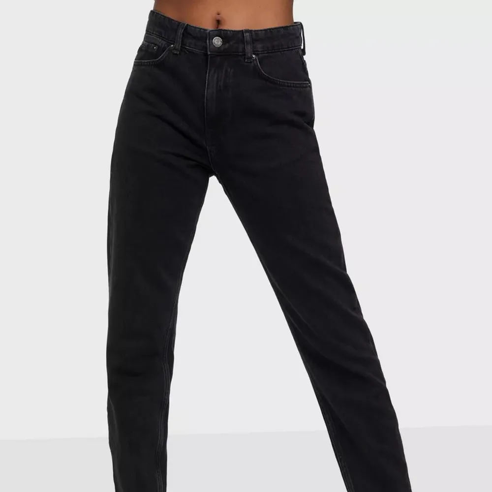 Jeans från Nelly som är svarta men lite stentvättade. Sitter sjukt snyggt på! . Jeans & Byxor.