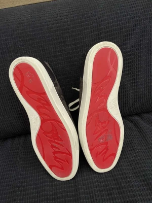 Christian Louboutin Skor  - | Christian Louboutin skor | storlek 44 passar 42/43 | skick 9/10 nästintill nya | Nypris ca 10 000 | pris 3500 | Legitcheckade väldigt noggant | inget OG | 