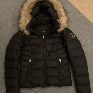 Rock and blue jagka - Storlek 34. Köptes 2019 men är i bra skick. Använd men inte några skador eller liknande på den💕nypris: 3500:- pris kan diskuteras 