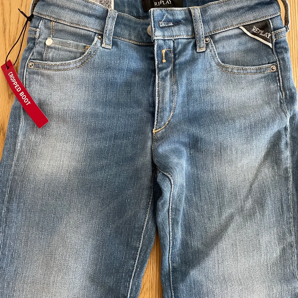 jag säljer dessa jättefina replay jeans i storlek: 12 år (150cm) men de är tyvärr för korta för mig, jag har aldrig använt de utan bara provat de! lapparna är kvar. original pris: 1100. Jeans & Byxor.