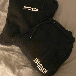Ett svart hoodrich sätt  - Använder inte detta sätt längre, på benet finns det ett litet hål, som inte syns när man går❤️och sen bara en hoodie som de står hoodrich på❤️köpte sättet för 1200 men säljer för 250