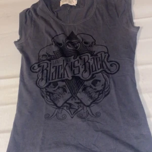 Linne/tröja  - Den är skön och fett fin men lite emo för mig nu hahaha 