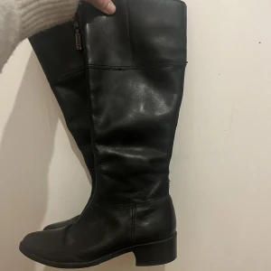 Skinnstövlar - Skinnstövlar strl 37 från ”ParkWest” Säljes pga för stora. Fint skick. 