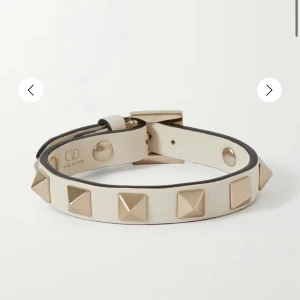 Valentino armband  - Super fint valentino armband i en ljusbeige färg. Har använts ett fåtal gånger och har varit väll omhändertaget💕Påsen som armbandet kommer i ingår😌idag kostar det 2920 kr.