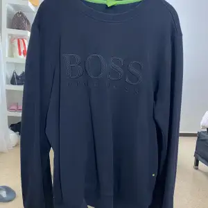 Hugo boss hoodie, ganska stor. Passar både tjejer och killar