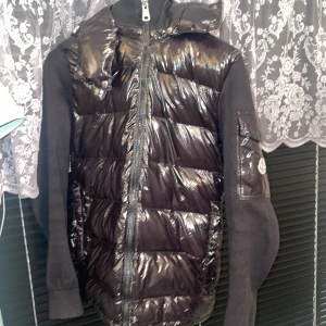 Moncler jacka - Svart moncler hybrid jacka! Jätte snygg på inga defekter eller likannde! Går att skanna (se sista bilden)Fler bilder kan skickas vid intresse 