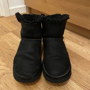 Uggs  - Jättesöta uggs med rosetter där bak! 😍Dom är ganska slitna men fortfarande i bra skick, köpta för ungefär 2000 kr