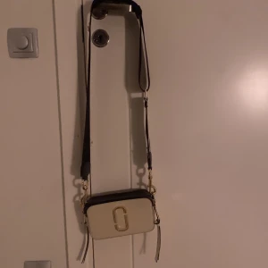 Marc Jacobs snapshot  - Jättesöt väska från Marc Jacobs som jag ångrar att jag köpte pga gillade inte färgen så den kommer inte till användning🤍 Orginalpris 4610 kr på Miinto, FÖRESLÅ GÄRNA PRIS!