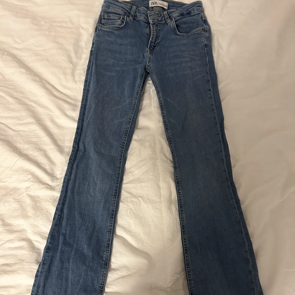 De populära Zara low waist jeansen, finns inte på hemsidan. Stl 34, använda ca 5ggr. Tyvärr försmå därav ingen bild på.. Jeans & Byxor.