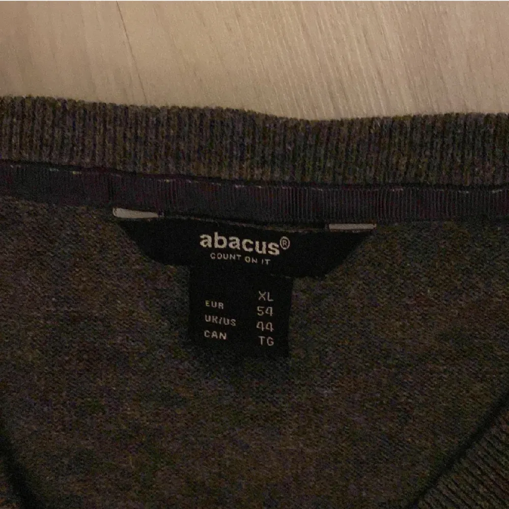 V-ringad tröja från Abacus. Storlek XL (sitter som M/L). Tröjor & Koftor.