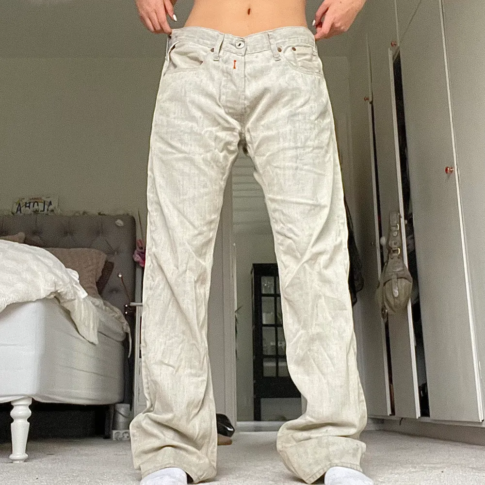 Beiga utsvängda low waist jeans från Replay!! Skulle säga 40/42 i storlek alltså L men man kan alltid ha ett bälte eller vika ner dom!. Jeans & Byxor.