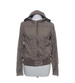 Söt jacka - En supersöt olivgrön/brun jacka köpt här på plick. Storlek S! :-)