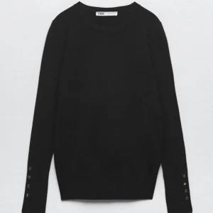 Svart fin tröja  - Svart tröja ifrån zara. Super fin men har inte kommit till andvöndning då jag bara testat den på.Helt nytt skick. Nypris 329