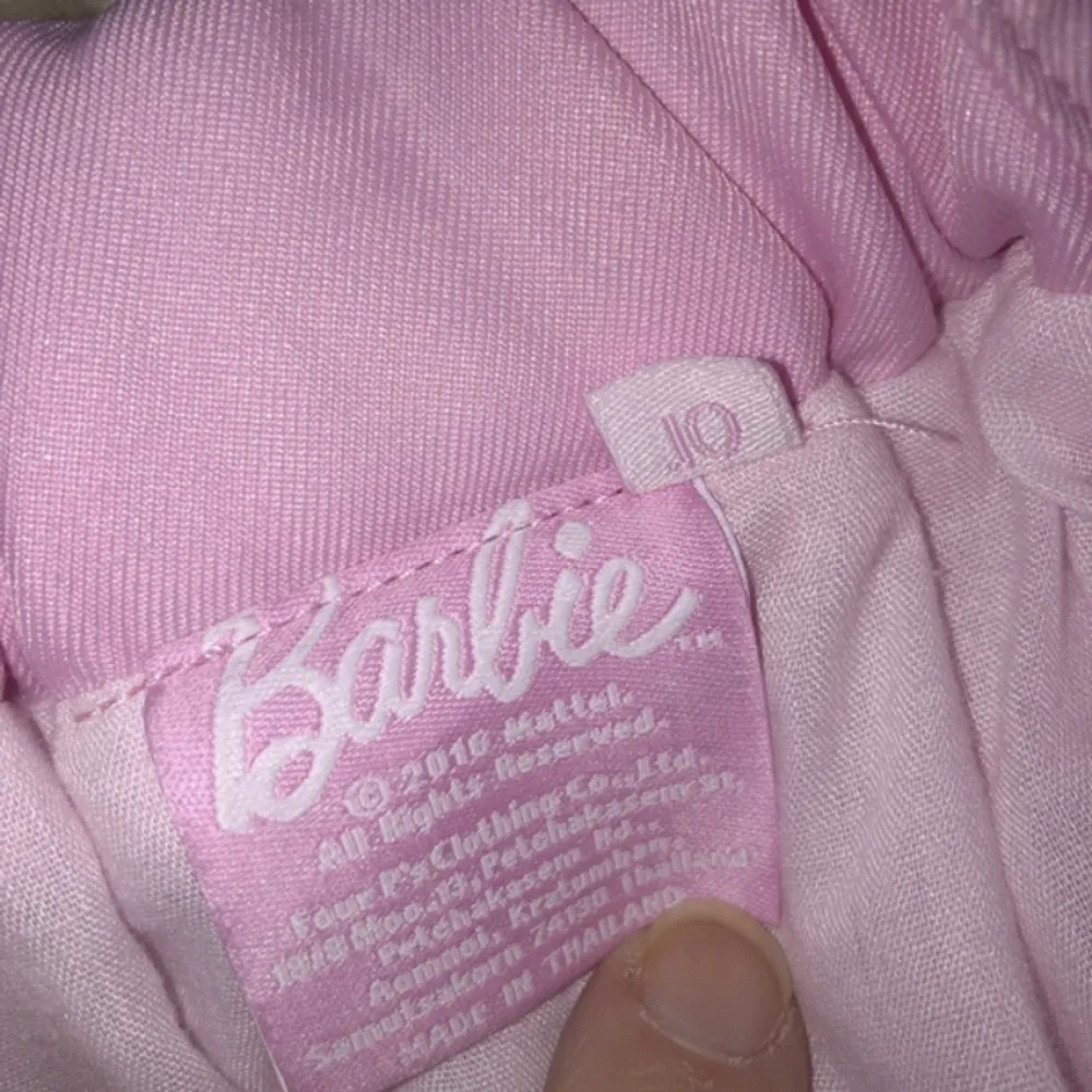 Barbie kjol står 10 motsvarar ca 10 år. . Kjolar.