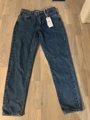 Säljer Jeans, aldrig använda. Köpta för 499 kr, säljer för 200 kr storlek 38