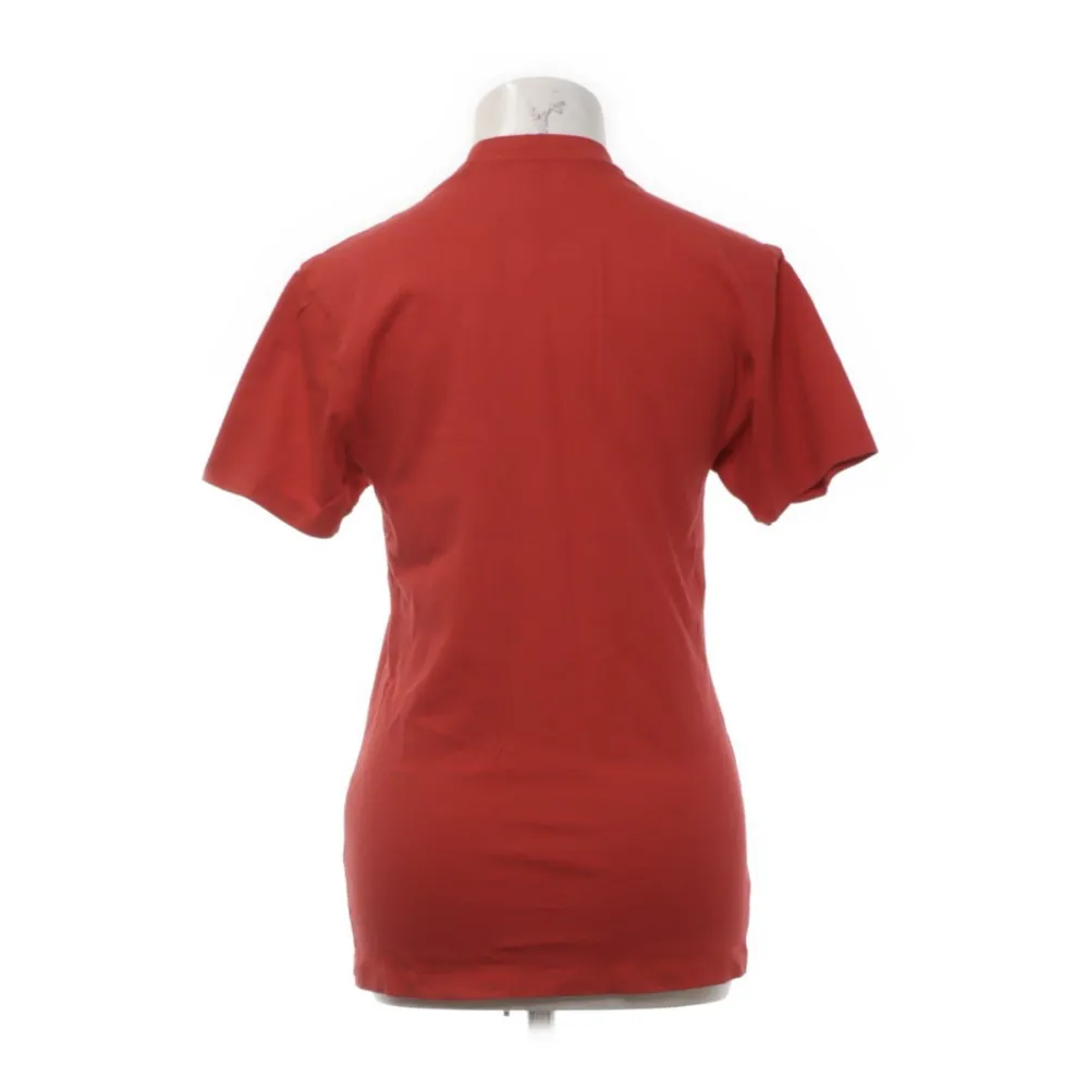 röd tshirt, storlek xxs men passar oxkså xs, bra skick. T-shirts.