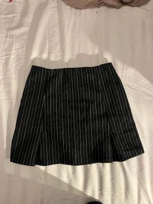 Oanvänd kjol  - Bara testad aldrig använd så den är i nyskick, strl xs men midjan är stretch så funkar för större storlekar med, köpt på Gina🥰
