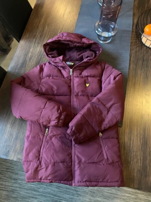 Lyle & Scott strl.158 - Lyle & Scott varm och skön vinterjacka i storlek 158. Nytvättad. Finns en repa på ryggen, se bild