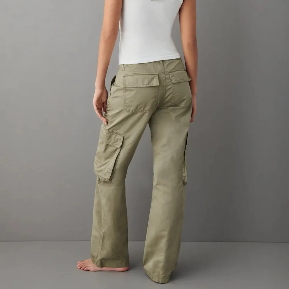 Gröna cargobyxor från Gina Tricot, nypris 499☺️. Jeans & Byxor.