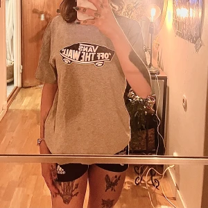 Vans T-shirt  - Bra skick knappt använd, strl xl för barn men som en s för vuxen! Ingen fläck på bilden i spegeln utan de är skuggan