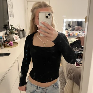 Svart långärmad tröja - Säljer denna fina svarta långärmade tröjan från Gina Tricot som inte kommer till användning. Den har ett mer stickat material💗