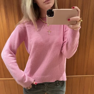 Rosa Kashmir tröja - Rosa Kashmir tröja från Davida i storlek S. Säljs för 2000kr