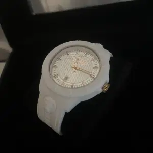 Säljer Versace klocka i färgen vit, bandet är i gummi så klockan blir lättvikt, köpt på zalando, digitalt kvitto går att fixa. Herrmodell. Funkar som den ska, knappt använd så den är som helt ny