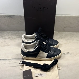 Valentino flycrew - Säljer nu dessa fina Valentino flycrew skor i storlek 40! Endast 1 nit på vardera sko saknas och skulle säga att skicket är 7/10👊🏽Allt og medföljer och det är bara att höra av er vid eventuella funderingar!🥂🙌🏽