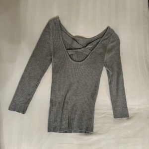 Topp från ostradivarius - Super fin topp från Ostradivarius, lite tjockare fin/ribbstickad i materialet, trekvartsärmar med ett x i ryggen och super fin cut💕 endast använd vid två tillfällen 