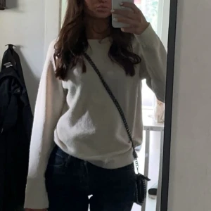 stickad tröja - krämvit stickad tröja från vero Moda! endast använd ca 2 gånger så i nyskick💓💓 nypris: 250💗