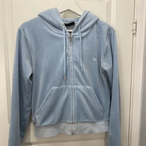 Juicy Couture tröja💙 - Ljusblå Juicy Couture tröja💙 Original pris: 1300kr Den har används mycket men inte på senaste då den blivit lite för liten. Den kommer tvättas innan jag fraktar den:) Jag är 170cm 