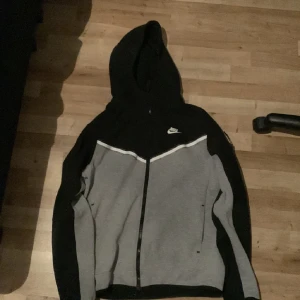Nike tröja  - en nike tröja köpt på mos i stockholm, vill bara bli av med den, skick 9,5/10 kvitto finns, hör av dig för mer